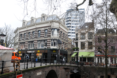 913261 Gezicht op de Bakkerbrug te Utrecht, met links het pand Oudegracht 136, in het midden de ingang van de ...